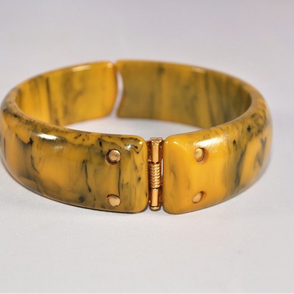 Green / Yellow Swirl Vintage Bakelite Clamper Cuff Bangle - Picture 2 of 4